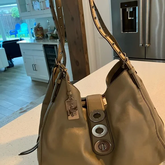 Coach Edie bag with 3 turn lock adjustable closures - Picture 9 of 14